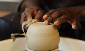 Tournage en céramique pendant la formation poterie ou les cours avec une céramiste à Lille dans le Nord, Hauts-de-France