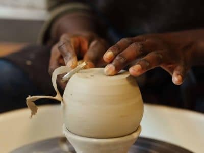 Tournage en céramique pendant la formation poterie ou les cours avec une céramiste à Lille dans le Nord, Hauts-de-France