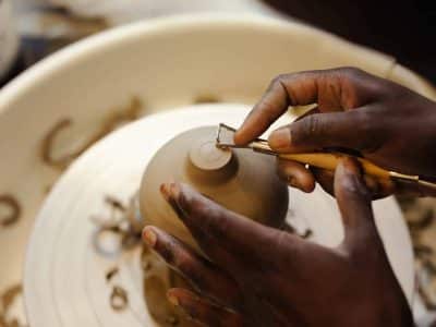 Tournage en céramique pendant la formation poterie ou les cours avec une céramiste à Lille dans le Nord, Hauts-de-France
