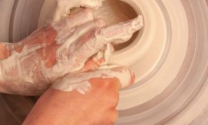 Geste au cours de la formation tournage céramique et poterie avec une céramiste vers Caen en Normandie