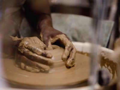 Tournage en céramique pendant la formation poterie ou les cours avec une céramiste à Lille dans le Nord, Hauts-de-France