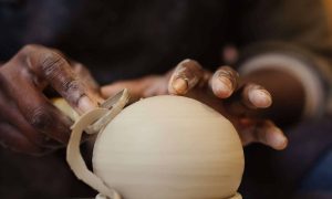 Tournage en céramique pendant la formation poterie ou les cours avec une céramiste à Lille dans le Nord, Hauts-de-France
