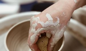 Tournage poterie pendant les cours de céramique à Bordeaux