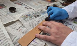 Travail du cuir au cours de la formation maroquinerie en Normandie