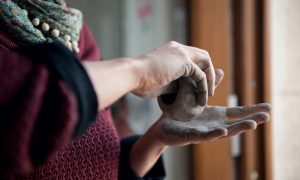 Travail de la terre pendant la formation céramique en Charente