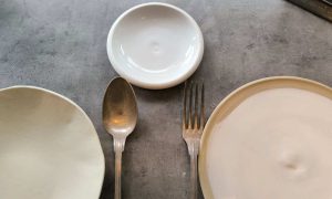 Vaisselles au cous de la formation tournage céramique avec un céramiste vers Bourges, Nevers et Moulins dans l'Allier