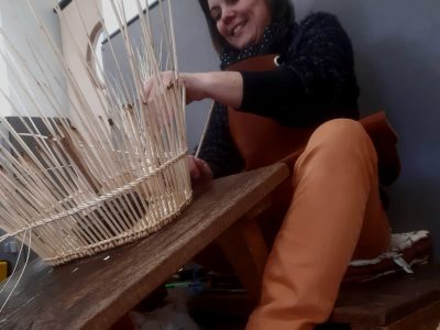 Vannier Roselyne Limoge pendant la formation vannerie en Bourgogne