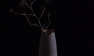 Vase noir de Camille pendant la formation céramique en Nouvelle Aquitaine