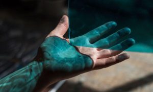 Analyse de la lumière sur un vitrail au cours de la formation ou le stage vitrailliste proche de Toulouse à Castres dans le Tarn