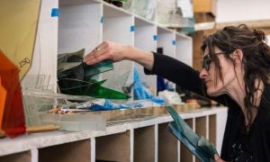 Choix des verres pour un vitrail au cours la formation ou le stage vitrailliste proche de Toulouse à Castres dans le Tarn