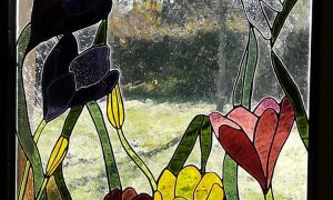 Bouquet en vitrail pendant la formation vitrailliste dans le Gers en Gascogne