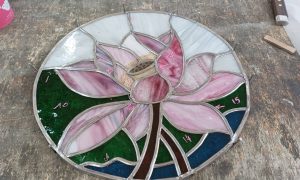 Vitrail et fleurs au cours de la formation ou le stage vitrailliste proche de Toulouse à Castres dans le Tarn