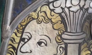 Détail d'un vitrail au cours de la formation vitrailliste à Carcassonne en Occitanie