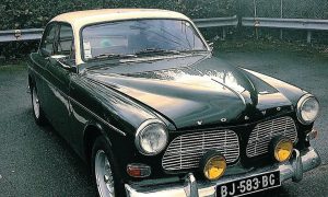 Voiture d'époque pendant la formation mécanique automobile à Paris