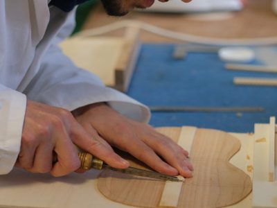 Traçage pièce guitare Formation Luthier située entre Besançon et Dijon