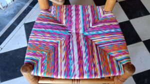 Assise coloré stage rempaillage de chaises en torons de tissus