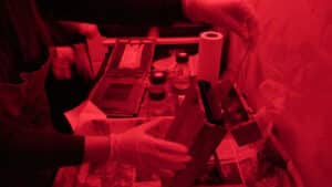 Manipulation en chambre stage photographie au collodion humide à Lyon