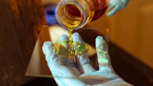 Versement produit chimique stage photographie au collodion humide à Lyon