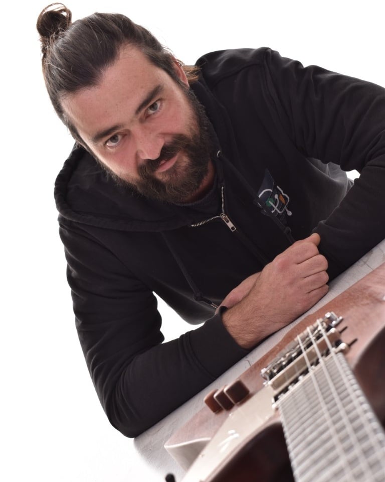 Julien Barat, luthier à Montpellier