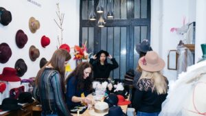 Boutique et atelier de Johanna Braitbart plumassière pendant le stage de plumasserie dans le Marais à Paris
