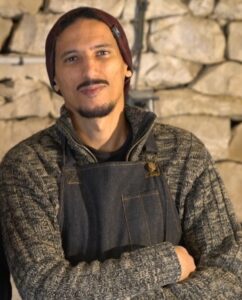 Alexandre Harhash tailleur de pierre en Aveyron