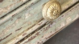 Tiroir à restaurer au cours du stage de restauration de meubles en Bretagne