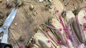 Créations florales au cours de l'atelier de fleurs séchées à Paris en Ile-de-France