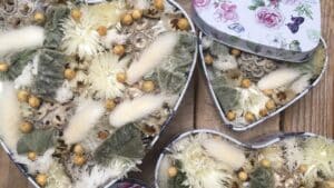 Créations florales au cours de l'atelier de fleurs séchées à Paris en Ile-de-France