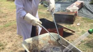 Refroidissement abrupte de la céramique raku pendant le stage et cours vers Carcassonne