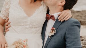 Accessoires de mariage en fleurs séchées faits pendant l'atelier à Bordeaux avec une fleuriste