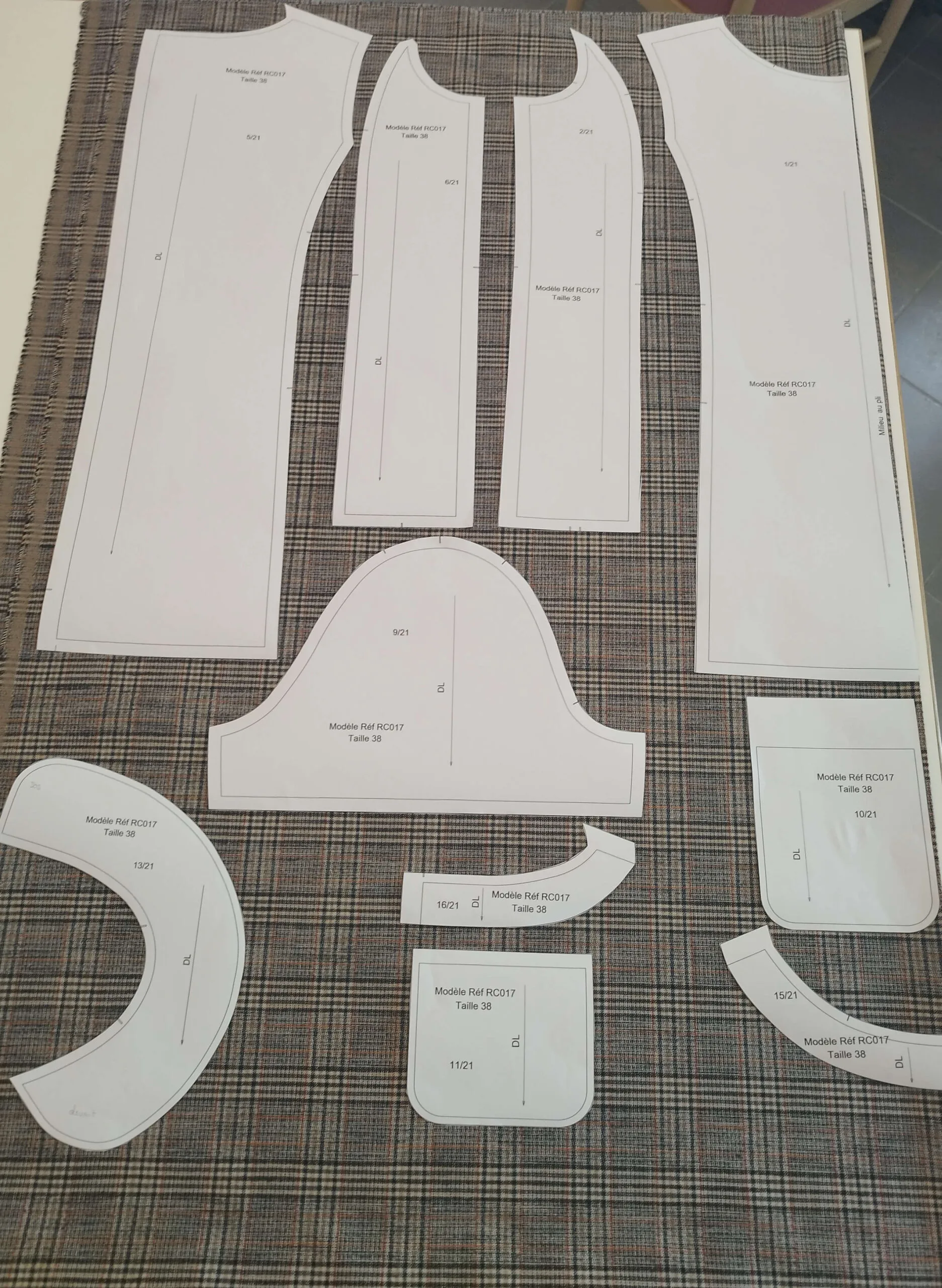 Patrons de couture pendant l'atelier avec sur surjeteuse