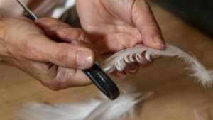 Confection d'un serre tête avec des plumes pendant le stage de plumasserie à Paris