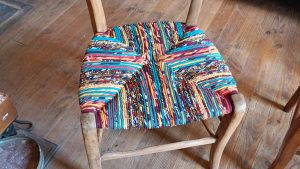 Chaise coloré stage rempaillage de chaises en torons de tissus