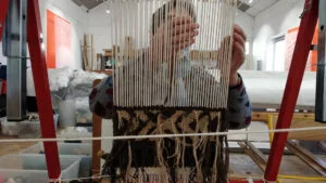 Tapisserie en cour de création sur un métier à tisser lors du stage de découverte