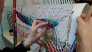 Tapisserie en cours de création sur modèle dessiné lors du stage de tapisserie avec un métier à tisser