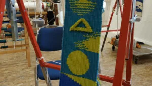 Grand métier à tisser lors du stage de tapisserie