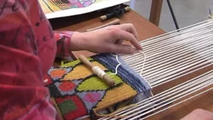 Jolie création en cours lors du stage de tapisserie par des stagiaires