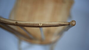 Dossier de chaise Windsor au cours du stage d’ébénisterie : Bois de fente et sculpture à la plane