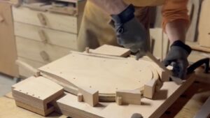 Cintrage au cours du stage d’ébénisterie : Bois de fente et sculpture à la plane