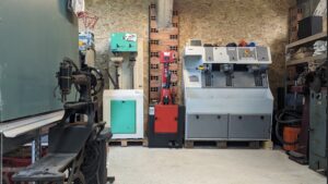 Atelier de cordonnerie pour l'entretien des chaussures avec certains machines