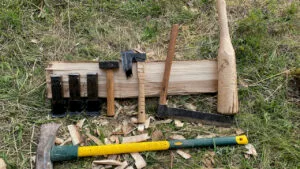 Outils d'ébéniste pendant le stage pour créer une chaise
