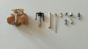 Pièces de carburateur moto pendant le stage de Samuel