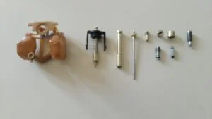 Pièces de carburateur moto pendant le stage de Samuel