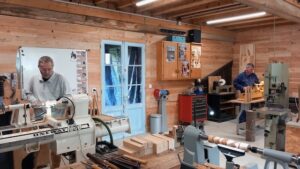 Atelier avec des stagiaires qui apprennent le tournage sur bois pendant un stage