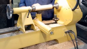 Technique de tourneur sur bois pendant le stage