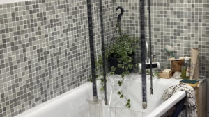 Bains tirage atelier de développement de film en noir et blanc